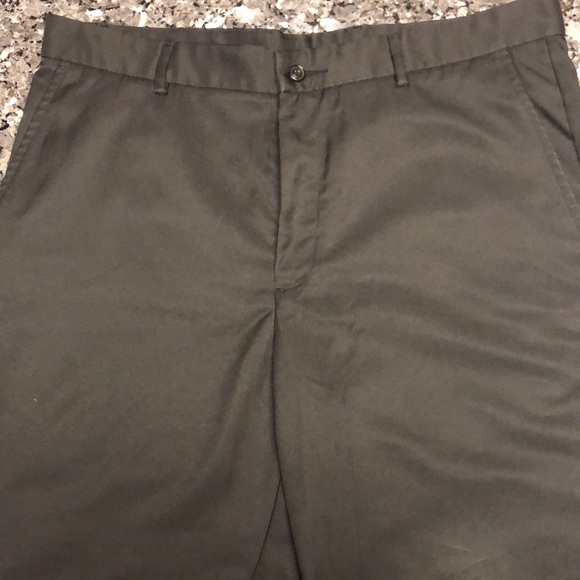 Bundle of two Greg Norman Shorts - Picture 3 of 10